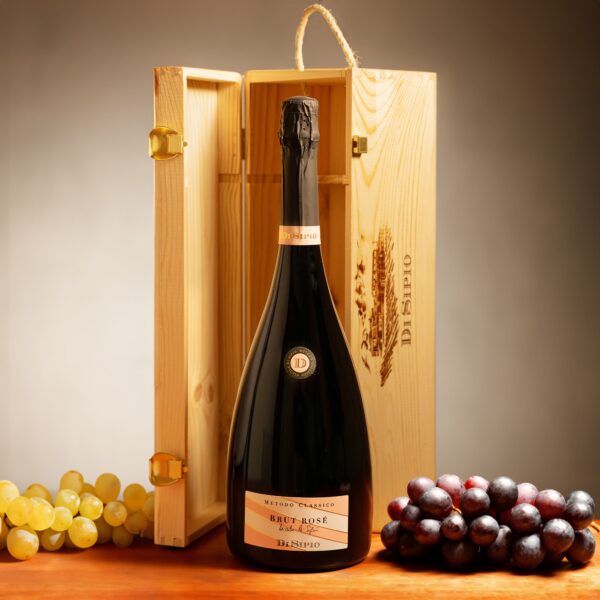 Vino brillante e vivace con sfumature di oro rosa ottenuto da uve Pinot nero e Chardonnay.