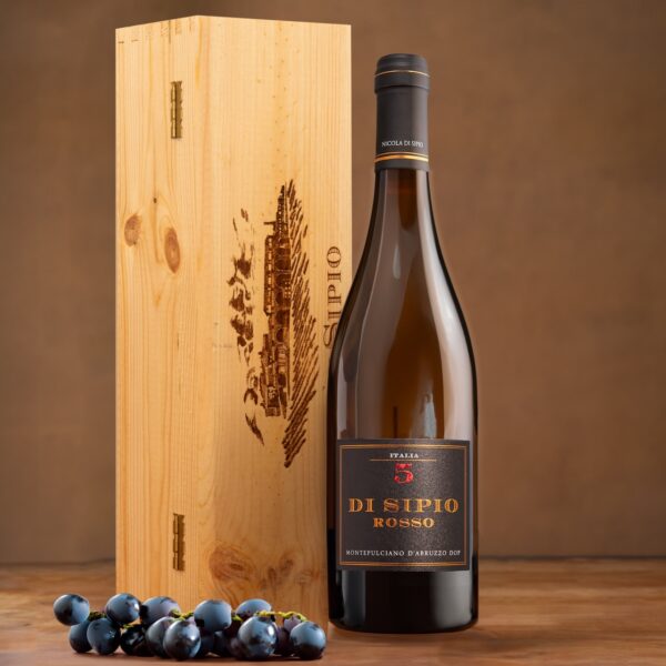 “5”, come gli anni per ottenere questo vino dal colore rosso impenetrabile e consistente.